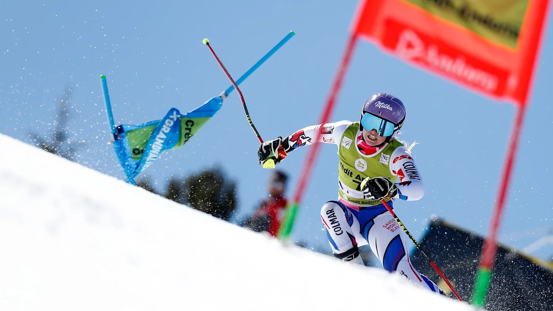 杏彩娱乐高山滑雪运动员冲过终点